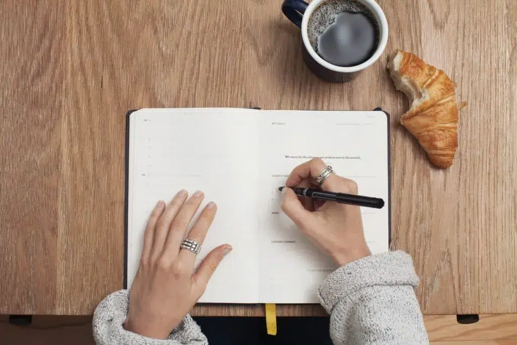 Personne qui organise son emploi du temps pro dans son agenda